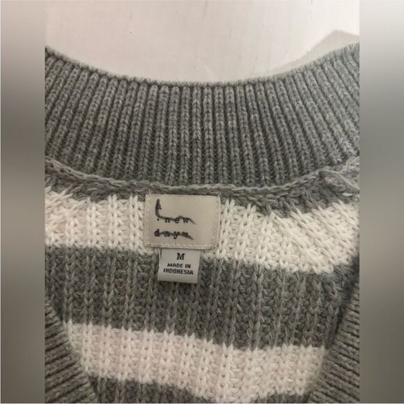 A new day sweater size Medium grey stripes contemporary - Picture 5 of 7